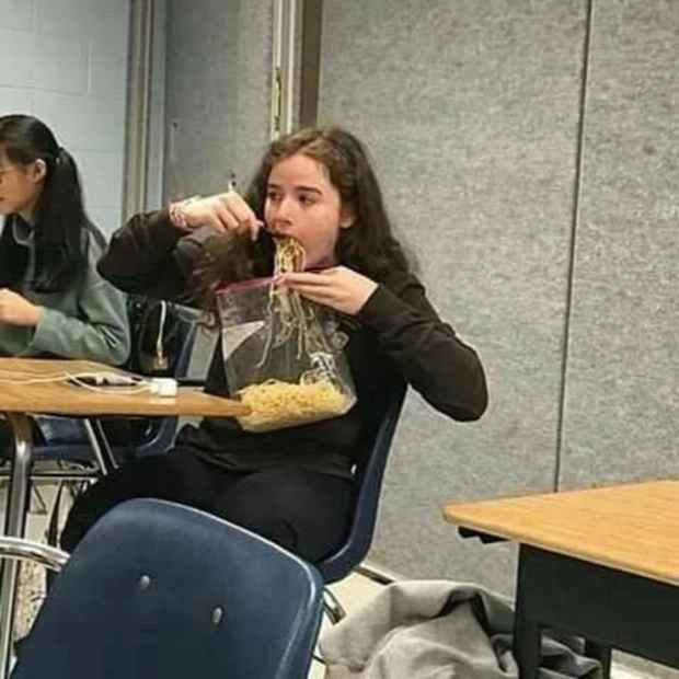 Cao thủ trong việc tranh thủ ăn trước giờ học