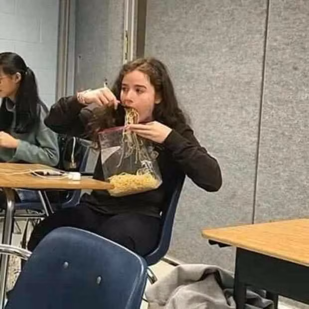 Cao thủ trong việc tranh thủ ăn trước giờ học