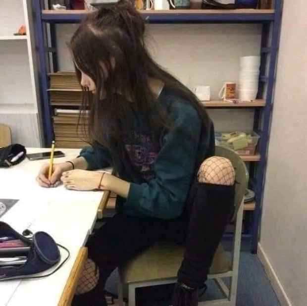 Lý do có những cô gái không bao giờ thích mặc váy hoá ra là do dáng ngồi bá đạo này.