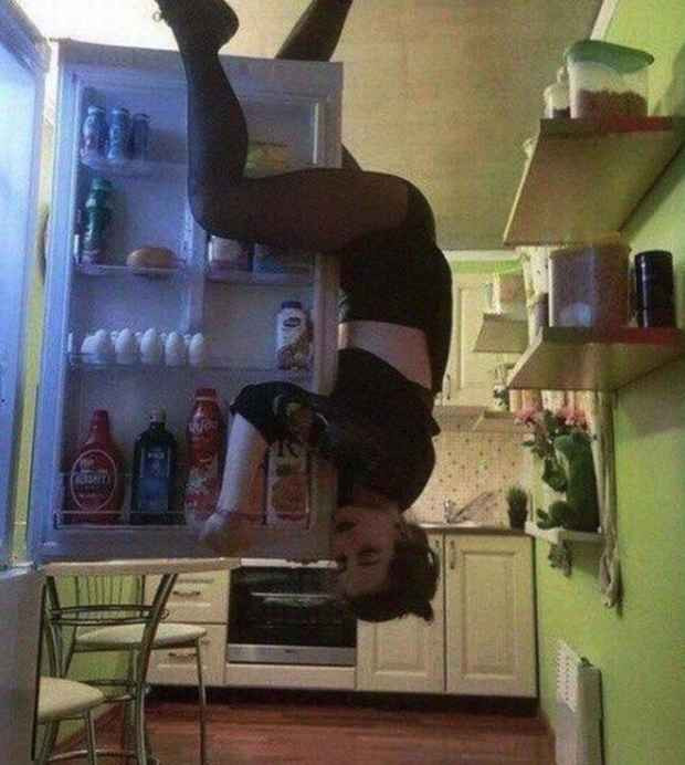 Mỗi năm lại phải sửa tủ lạnh đôi ba lần và lý do không khác đó là khi con gái ở nhà một mình.