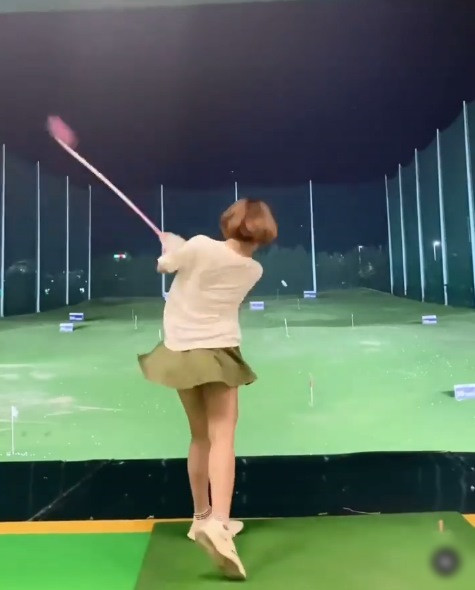 mới đây, hot girl Trâm Anh lại để lộ khoảnh khắc khi chơi golf khiến các fan phải bàn tán.
