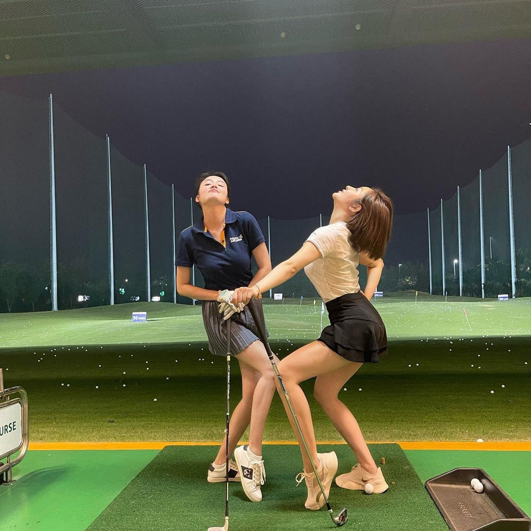Tuy vậy Trâm Anh vẫn rất thoải mái thực hiện những động tác đánh golf, hay nhảy cẫng lên vui sướng khi thực hiện một quả bóng đẹp.