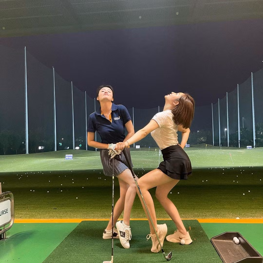 Tuy vậy Trâm Anh vẫn rất thoải mái thực hiện những động tác đánh golf, hay nhảy cẫng lên vui sướng khi thực hiện một quả bóng đẹp.