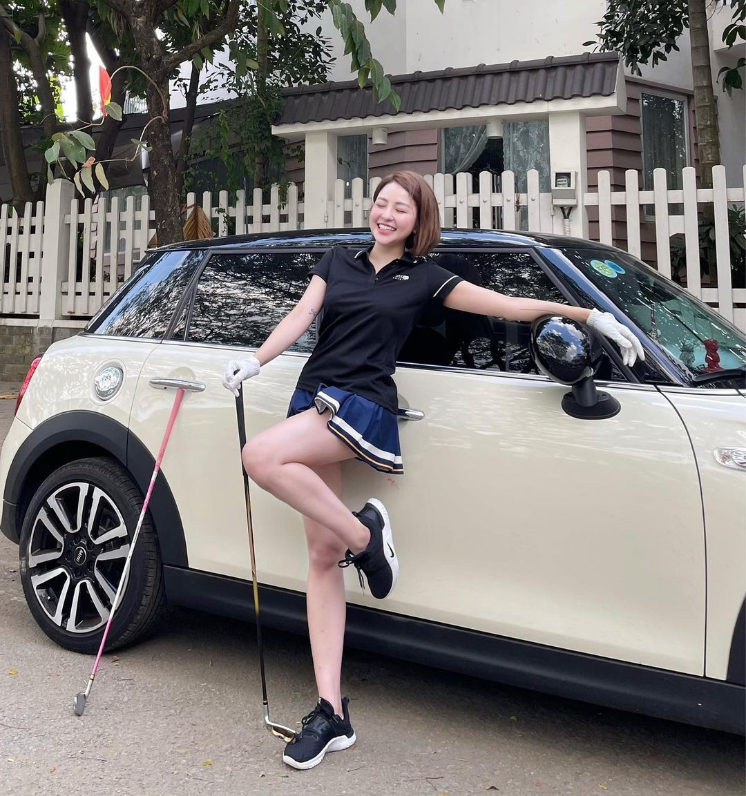 Hình ảnh ''bộ cánh'' chơi golf có phần nhẹ nhàng hơn của Trâm Anh.