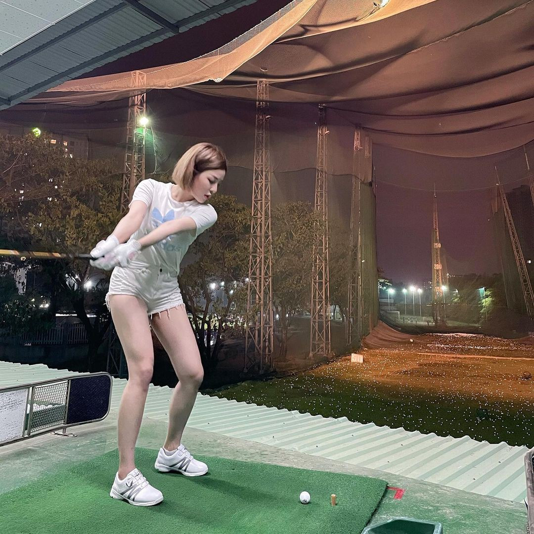 Trong clip được đăng tải nói trên, Trâm Anh khiến khán giả được một phen ''nóng mắt'' vì chiếc đầm ngắn xòe khiến cô nàng suýt nữa thì lộ nội y.