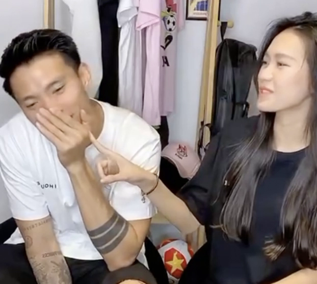 Khi được hỏi về một kỷ niệm ấn tượng về cầu thủ Đoàn Văn Hậu, Hải My cho biết trong lần gặp nhau đầu tiên ở ngoài đời, câu nói đầu tiên của bạn trai với mình là “Sao em không trả lời Facebook anh?”.