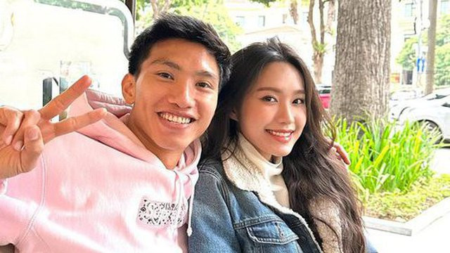 Về phần Văn Hậu, khi được hỏi "Yêu Doãn Hải My có áp lực không?", anh chàng nửa đùa nửa thật: “Làm sao mà áp lực bằng cuộc sống này được”.