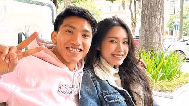 Về phần Văn Hậu, khi được hỏi "Yêu Doãn Hải My có áp lực không?", anh chàng nửa đùa nửa thật: “Làm sao mà áp lực bằng cuộc sống này được”.