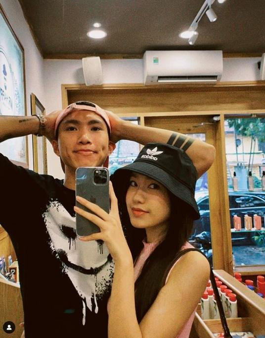 Phía dưới những chia sẻ của đôi trai tài gái sắc, cư dân mạng đã để lại nhiều bình luận thú vị vì sự dễ thương và tình cảm của cặp đôi.