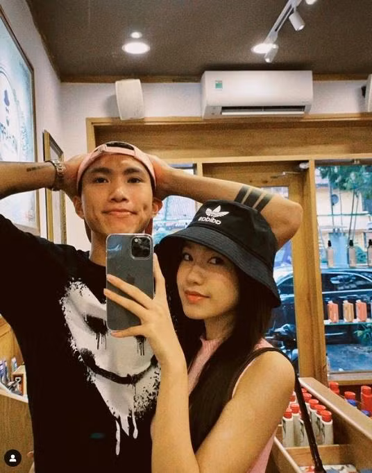 Phía dưới những chia sẻ của đôi trai tài gái sắc, cư dân mạng đã để lại nhiều bình luận thú vị vì sự dễ thương và tình cảm của cặp đôi.