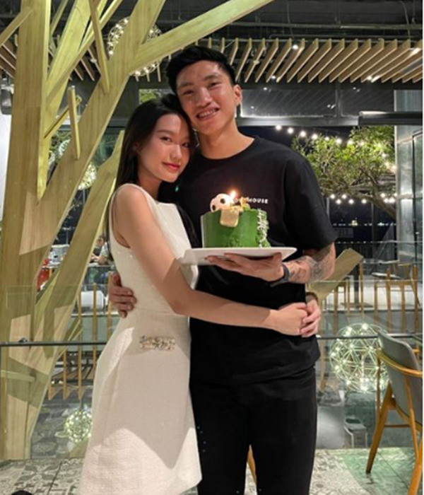 Đoàn Văn Hậu còn chứng minh khả năng lấy lòng bạn gái đỉnh cao khi được hỏi về 3 tật xấu nào của cô nàng mà yêu nhau rồi Hậu mới phát hiện ra.