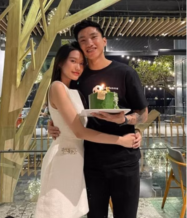 Đoàn Văn Hậu còn chứng minh khả năng lấy lòng bạn gái đỉnh cao khi được hỏi về 3 tật xấu nào của cô nàng mà yêu nhau rồi Hậu mới phát hiện ra.