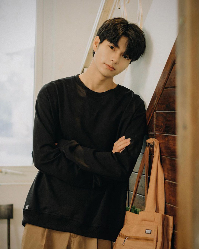 Chính bởi vẻ ngoài điển trai, Tuấn Anh được các bạn nữ follow nhiệt tình. Tiếp đó, vẻ điển trai của hot boy 2k1 này khiến người ta không khỏi liên tưởng đến một loạt cái tên hot như nam diễn viên Gong Yoo, nam ca sĩ Taeyong (NCT), khi thì lại giống một tài tử nào đó của Thái Lan...