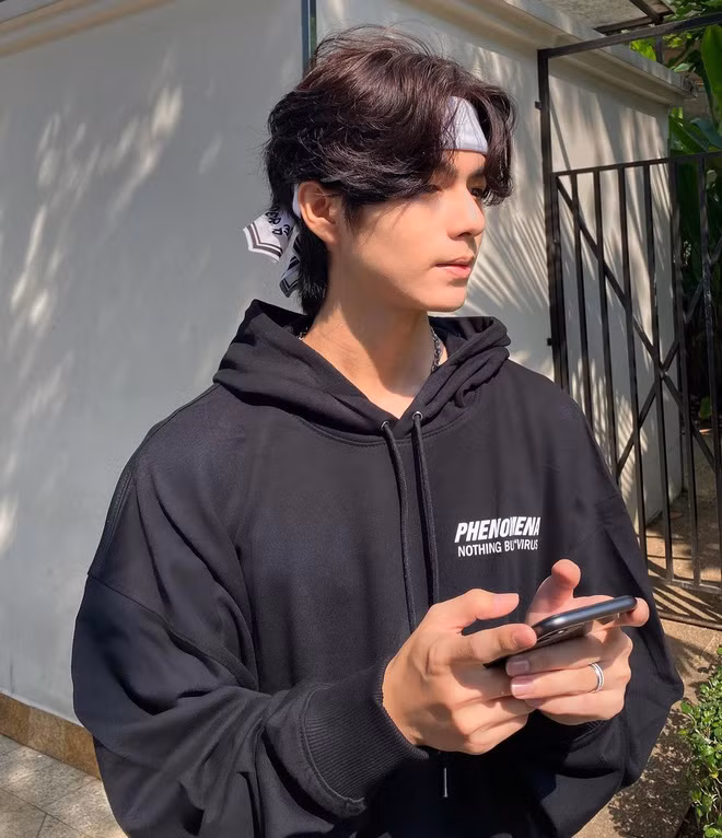 Phan Công Tuấn Anh - anh chàng đang được hội mê trai đẹp gọi tên rất nhiều là người hội tụ khá đầy đủ các yếu tố gương mặt trông na ná thần tượng nào đó, thần thái không lẫn vào đâu được.