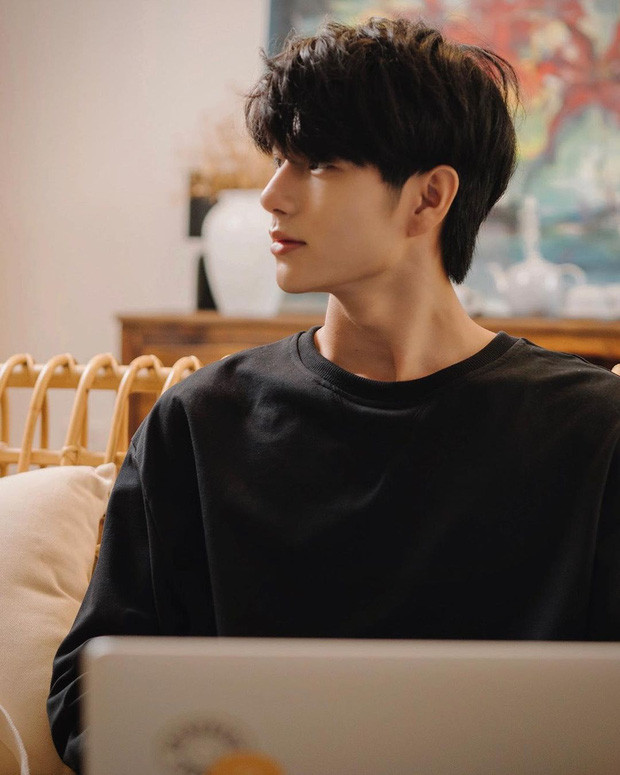 Tuấn Anh sinh năm 2001 và đến từ Huế. Anh chàng hiện đang là model tự do, ngoài ra thì còn lấn sân ca hát và diễn xuất nữa.