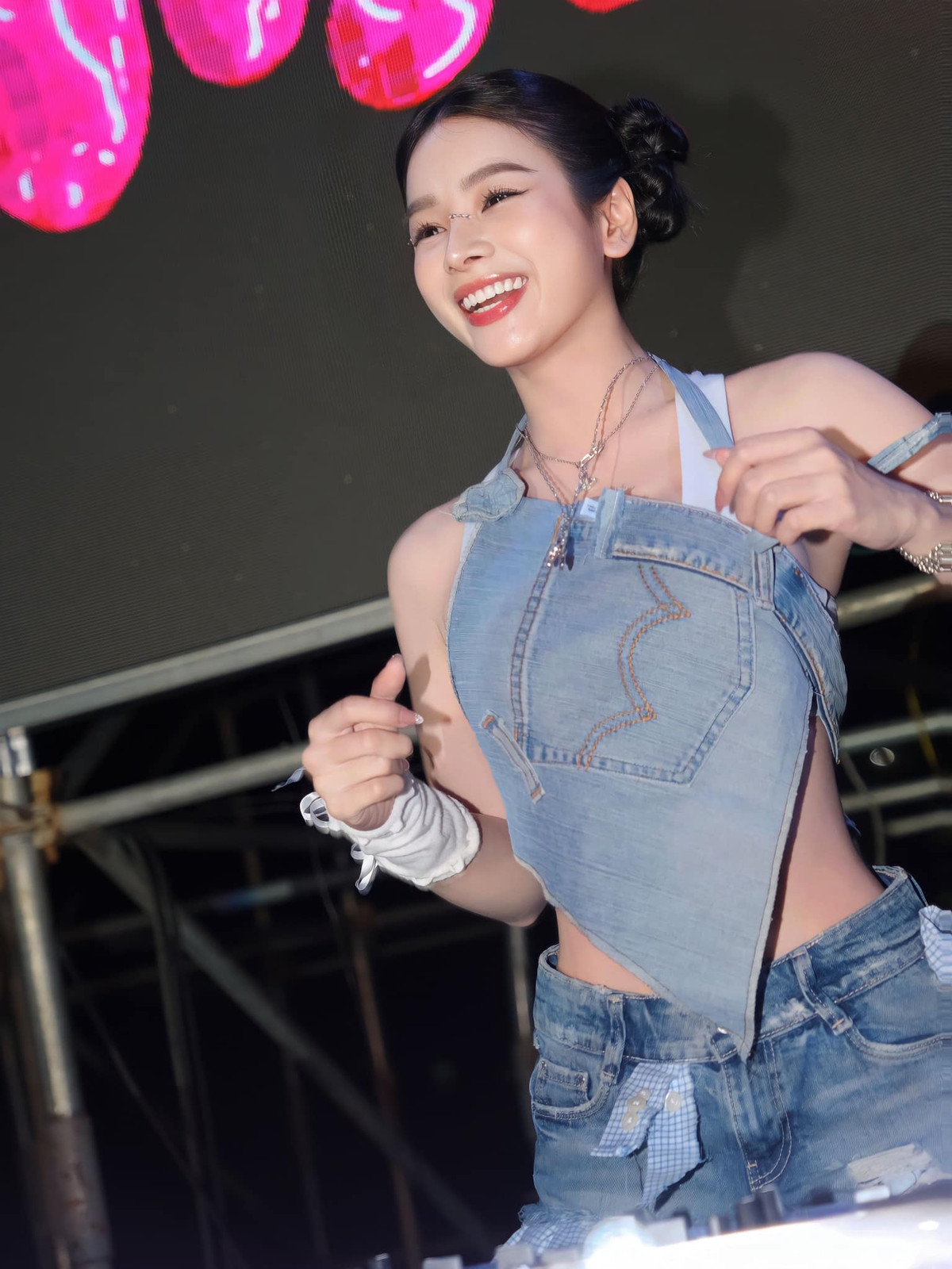 Mie là Quán quân của một cuộc thi dành cho DJ. Tên tuổi của cô nổi tiếng khi tham gia chương trình “Rap Việt”.