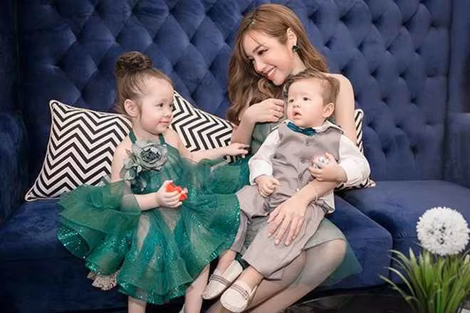 Elly Trần là một trong những hot girl quen mặt với khán giả. Bên cạnh con đường nghệ thuật, cuộc sống của mẹ bỉm hai con cũng nhận được sự quan tâm của đông đảo dân mạng.