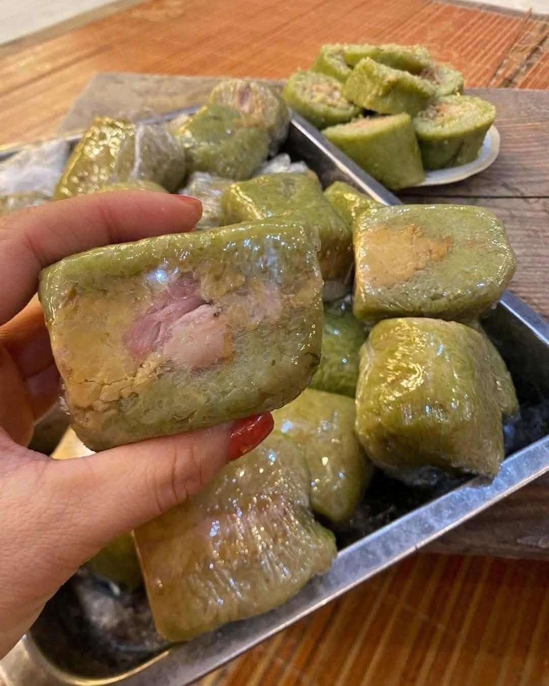 Theo đó, việc để bánh chưng, bánh tét ở ngăn đông tủ lạnh nhằm giữ lâu đã quá quen, nhưng nếu để cả chiếc bánh to thì khi lấy ra ăn sẽ mất nhiều thời gian rã đông.