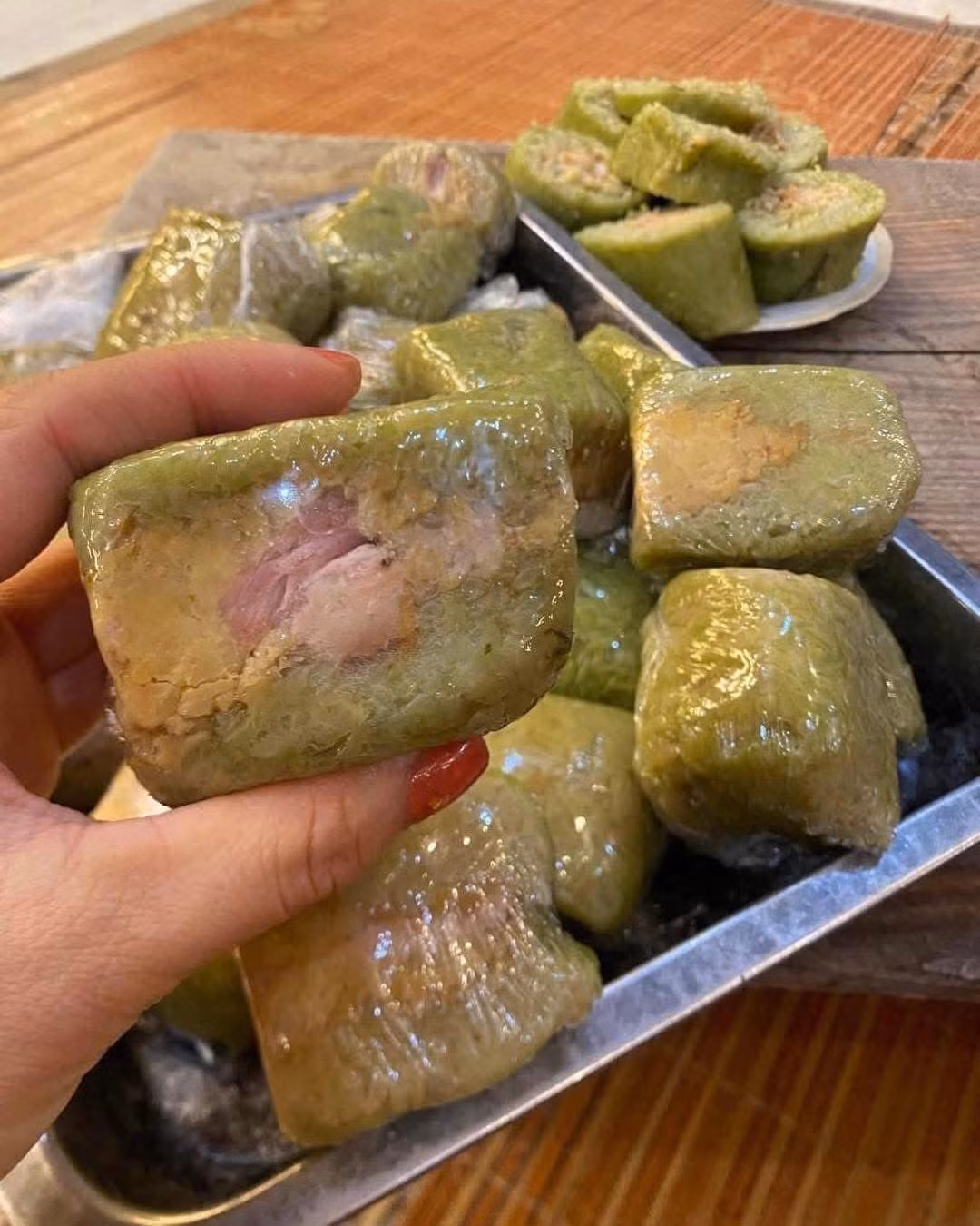 Theo đó, việc để bánh chưng, bánh tét ở ngăn đông tủ lạnh nhằm giữ lâu đã quá quen, nhưng nếu để cả chiếc bánh to thì khi lấy ra ăn sẽ mất nhiều thời gian rã đông.