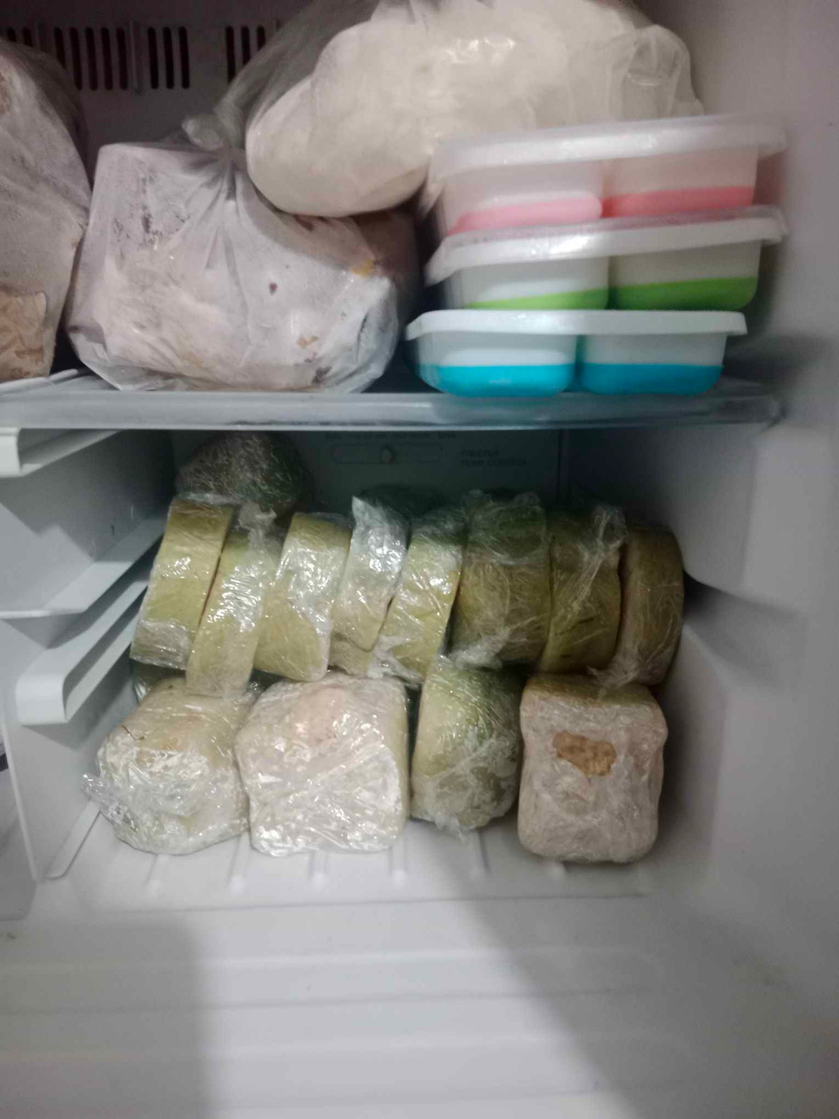 Hơn nữa, nếu không ăn hết cả chiếc bánh to thì có thể lấy 1 - 2 miếng bánh, tuỳ lượng bánh phù hợp với nhu cầu.