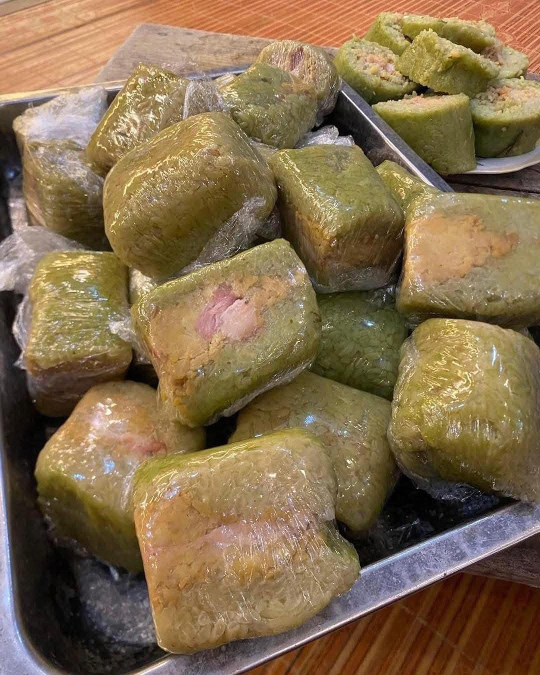 Theo nhiều chia sẻ và các video hướng dẫn, những chiếc bánh chưng hoặc bánh tét sẽ được bóc hết lớp vỏ lá, cắt thành từng miếng nhỏ, bọc kín lại bằng màng bọc thực phẩm rồi để ở ngăn đông tủ lạnh.