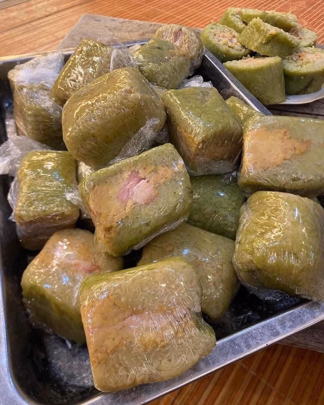 Theo nhiều chia sẻ và các video hướng dẫn, những chiếc bánh chưng hoặc bánh tét sẽ được bóc hết lớp vỏ lá, cắt thành từng miếng nhỏ, bọc kín lại bằng màng bọc thực phẩm rồi để ở ngăn đông tủ lạnh.