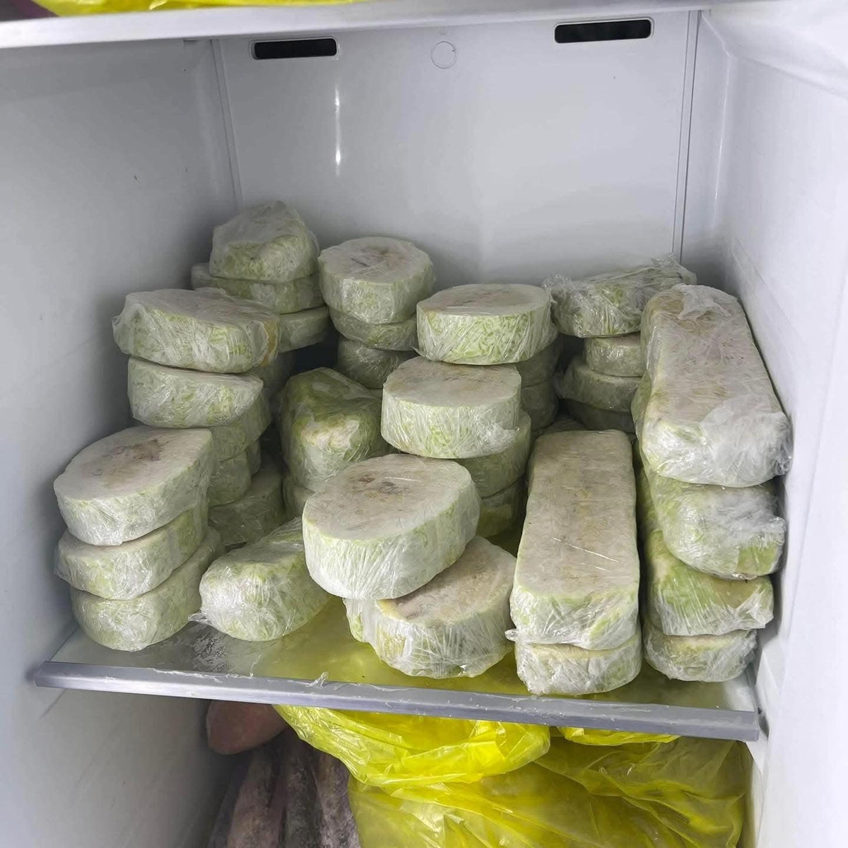 Mùa Tết năm nay, một cách bảo quản bánh chưng, bánh tét bỗng hot hơn hẳn. Cách làm này khá mới mẻ với nhiều người, lại được chia sẻ rần rần trên các nền tảng mạng xã hội nên càng hot hơn.