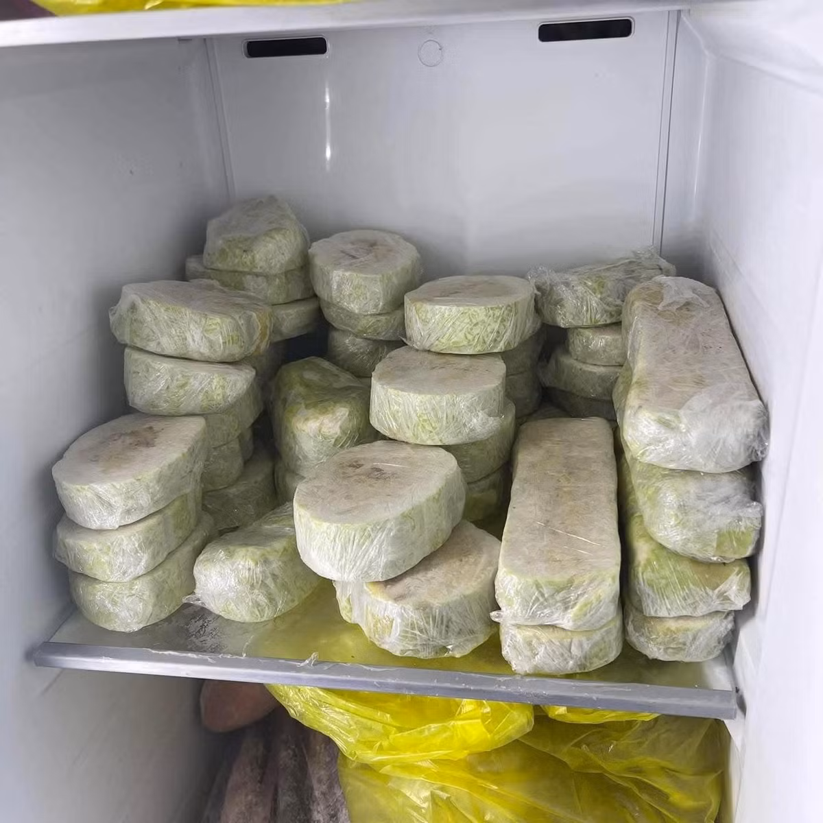 Mùa Tết năm nay, một cách bảo quản bánh chưng, bánh tét bỗng hot hơn hẳn. Cách làm này khá mới mẻ với nhiều người, lại được chia sẻ rần rần trên các nền tảng mạng xã hội nên càng hot hơn.