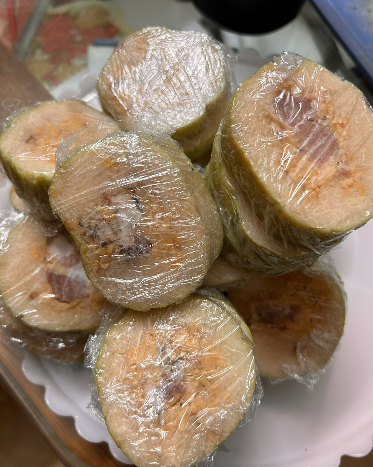 Việc cắt thành miếng nhỏ sẽ tiện lợi hơn nhiều, khi lấy ra chỉ mất thời gian ngắn để chờ bánh mềm ra.