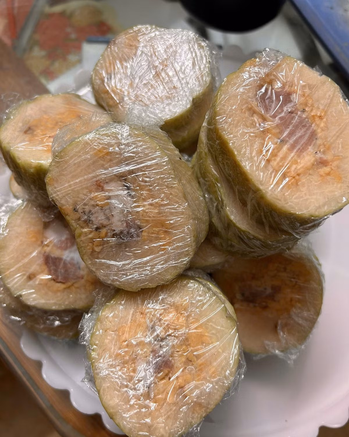 Việc cắt thành miếng nhỏ sẽ tiện lợi hơn nhiều, khi lấy ra chỉ mất thời gian ngắn để chờ bánh mềm ra.