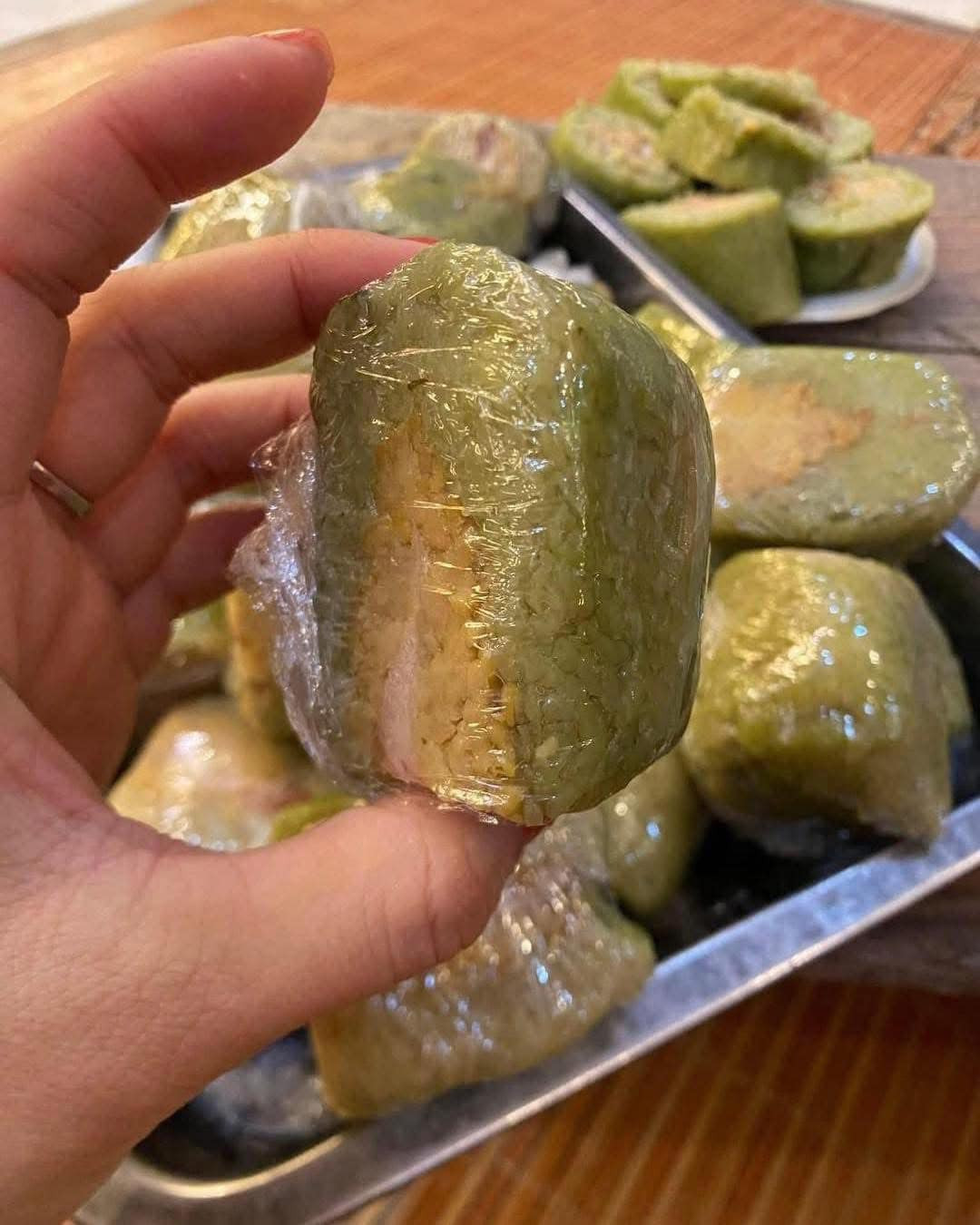 Đó chính là cắt bánh thành từng miếng, bọc lại bằng màng bọc thực phẩm rồi để vào ngăn đông tủ lạnh.