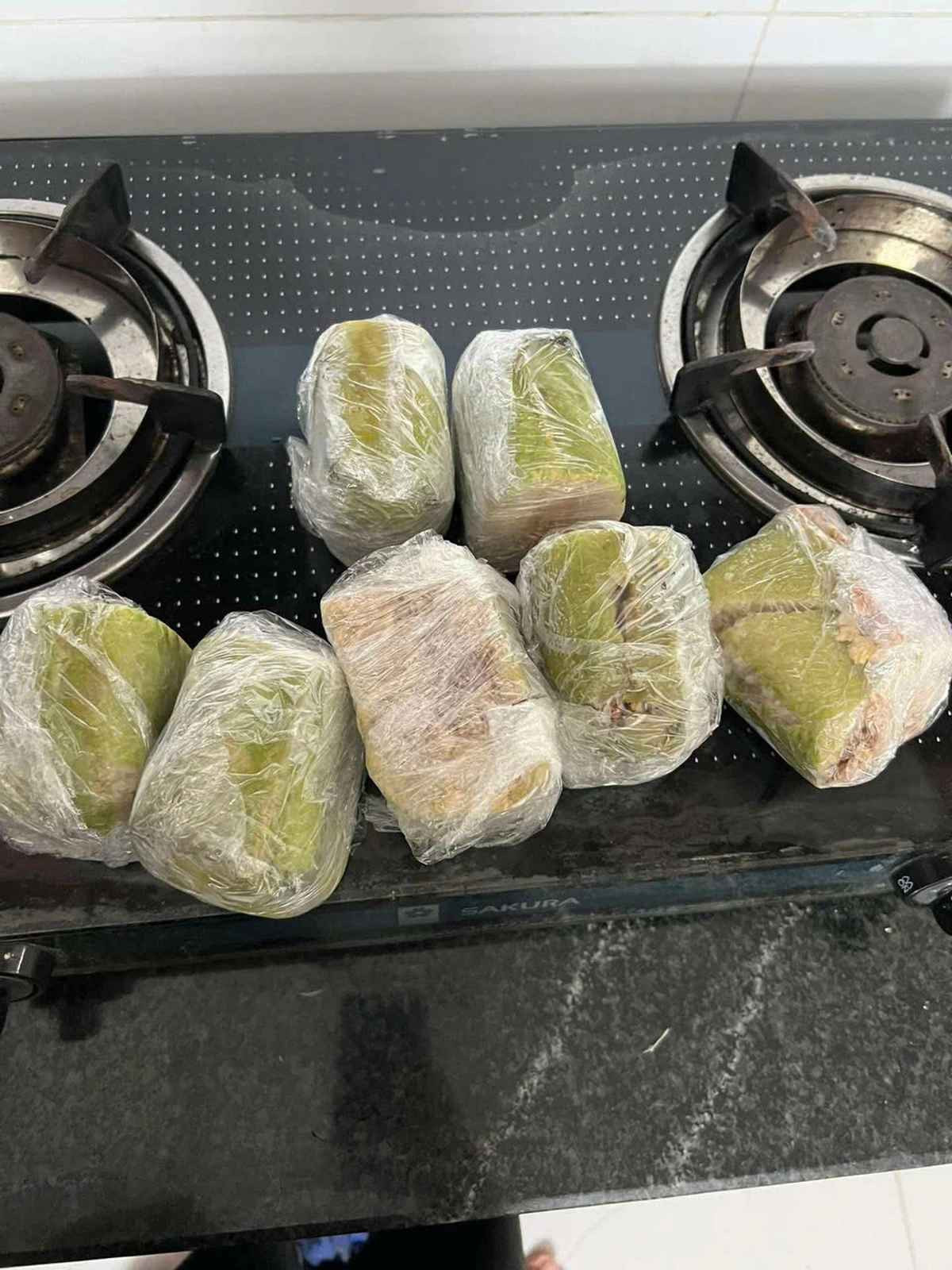 Bởi ở nhiều gia đình vẫn còn dư khá nhiều những chiếc bánh này, bỏ đi thì quá lãng phí thực phẩm, còn nếu bảo quản không đúng cách thì cũng không giữ được lâu. Vì thế nên các phương pháp bảo quản bánh chưng, bánh tét rất được quan tâm ở thời điểm này.