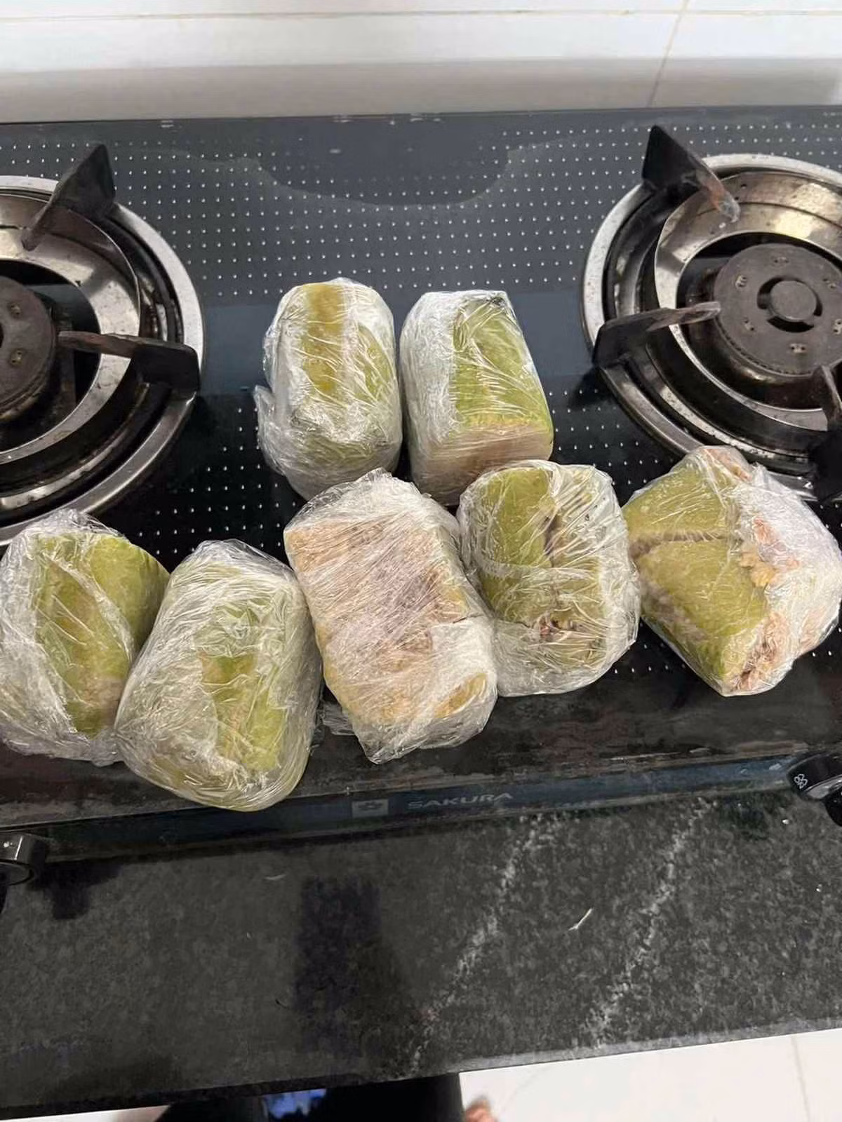 Bởi ở nhiều gia đình vẫn còn dư khá nhiều những chiếc bánh này, bỏ đi thì quá lãng phí thực phẩm, còn nếu bảo quản không đúng cách thì cũng không giữ được lâu. Vì thế nên các phương pháp bảo quản bánh chưng, bánh tét rất được quan tâm ở thời điểm này.