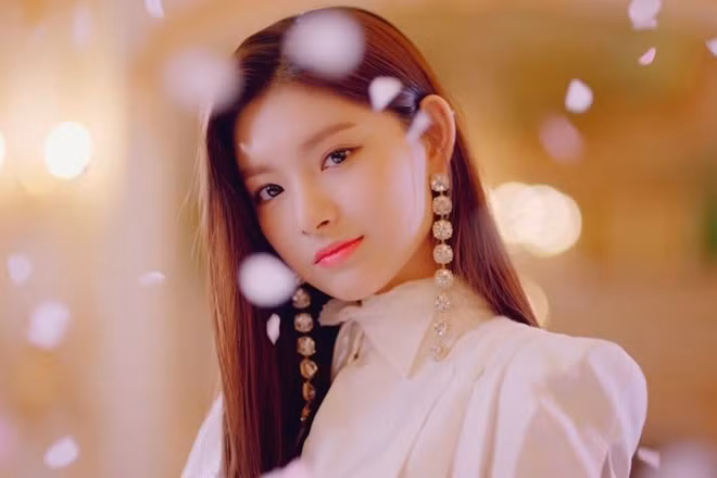 Wang Yiren, sinh năm 2000, tại Chiết Giang, Trung Quốc. Cô nàng hiện đang là thành viên nhóm nhạc tân binh EVERGLOW ra mắt ngày 18/3/2019. Dù debut chưa được bao lâu thế nhưng cô gái xứ Trung này nhanh chóng trở thành một trong những nữ thần tượng nổi bật của Kpop thế hệ mới.