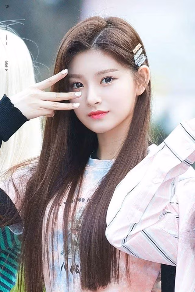 Có thể nói rằng, điều tạo nên sức hút dữ dội ở Wang Yiren chính là vẻ đẹp như “tiên tử giáng trần”. Ở độ tuổi 19, Wang Yiren được nhiều người nhận xét là đã sớm nở rộ nhan sắc.