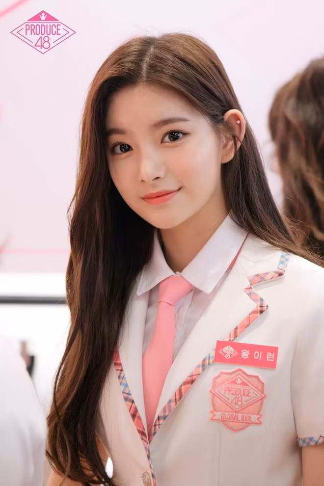 Wang Yiren sở hữu khuôn mặt rất nhỏ với những đường nét thanh tú, hoàn hảo tuyệt đối từng chi tiết từ hàng chân mày, đôi mắt tròn, chiếc mũi thon nhỏ cùng bờ môi nhỏ nhắn xinh xắn.