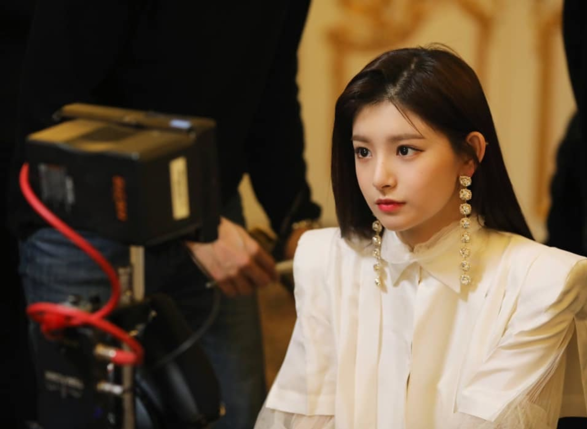 Chiêm ngưỡng nhan sắc của dàn idol nữ từ bao thế hệ nay, thật không ngoa khi nói rằng Kpop chính là “lò sản sinh” ra rất nhiều visual xuất sắc. Mới đây nhất, netizen Hàn Quốc đã công khai nữ thần mới trong lòng họ, đó là cái tên Wang Yiren (EVERGLOW).