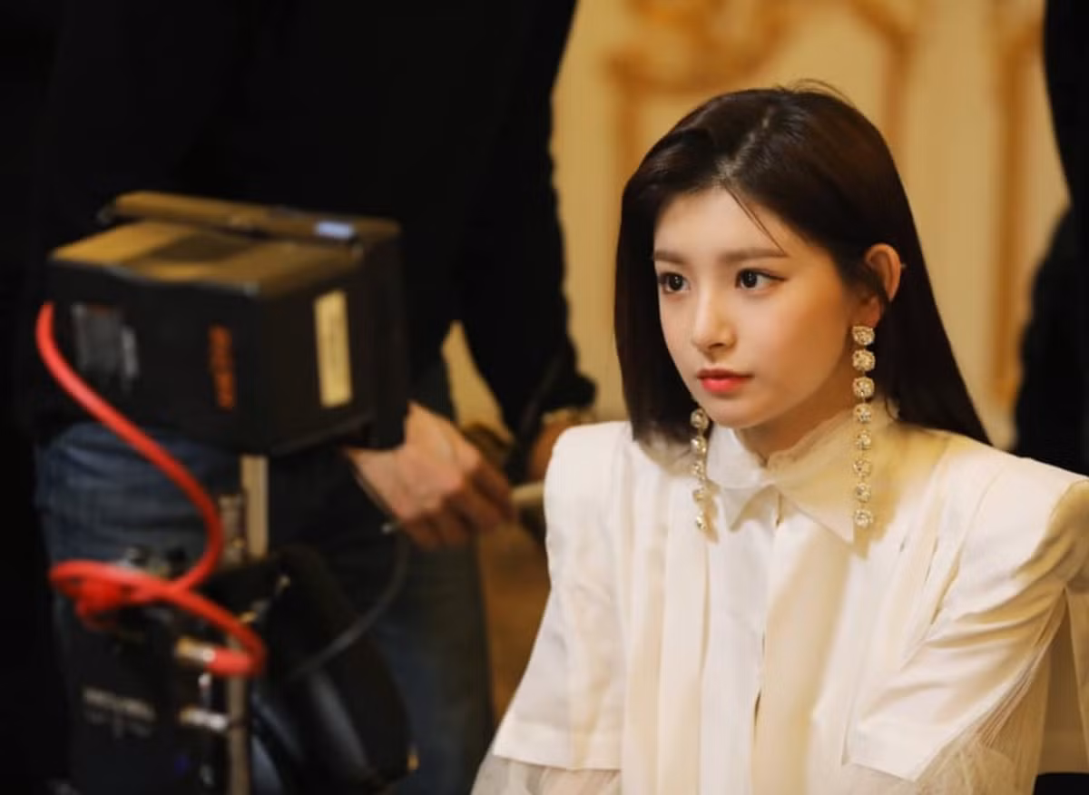 Chiêm ngưỡng nhan sắc của dàn idol nữ từ bao thế hệ nay, thật không ngoa khi nói rằng Kpop chính là “lò sản sinh” ra rất nhiều visual xuất sắc. Mới đây nhất, netizen Hàn Quốc đã công khai nữ thần mới trong lòng họ, đó là cái tên Wang Yiren (EVERGLOW).