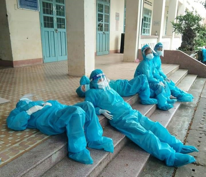 Chiến đấu tới khi kiệt sức của các nhân viên y tế.