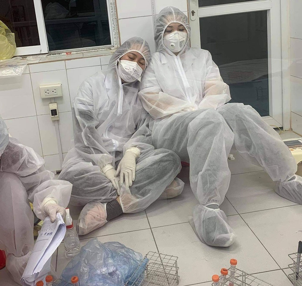 Xung phong lên tuyến đầu, bỏ lại phía sau là nỗi nhớ gia đình, hy sinh sức khỏe để xông pha trong cuộc chiến với đại dịch COVID-19 những "anh hùng áo trắng" thực sự khiến nhiều người phải cảm ơn họ.