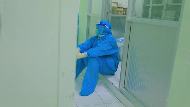 Làm việc liên tục trong thời gian dài, các y bác sĩ tại Bệnh viện Hùng Vương chỉ được nghỉ ngơi bằng việc dựa đầu vào tường, những giây phút nhắm mắt ngắn ngủi rồi họ lại tiếp tục công việc "chạy đua" với tử thần.