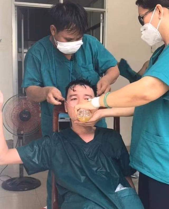 Không chỉ cạn sức lực, nhiều y, bác sĩ còn bị phơi nhiễm với COVID-19 trong qua trình chiến đấu. Nhưng để rồi họ tạm lui về "dưỡng thương" và lại tiếp tục xung phong cùng đương đầu với đại dịch.