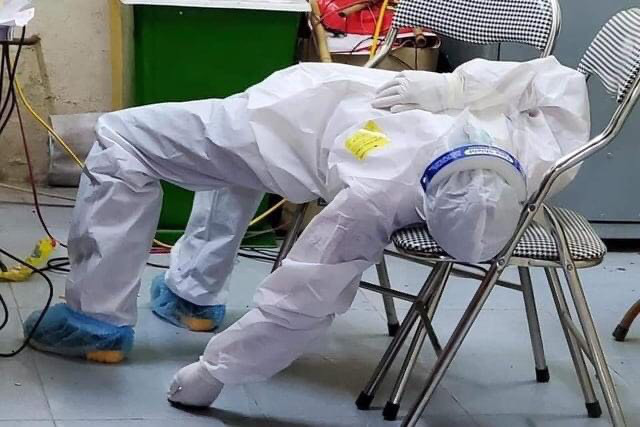 Những bữa cơm qua loa, những giấc ngủ vạ vật ở bất cứ nơi đâu có thể, hình ảnh những y, bác sĩ, nhân viên y tế, tình nguyện viên chống dịch COVID-19 đã chạm đến tâm khảm của nhiều người.