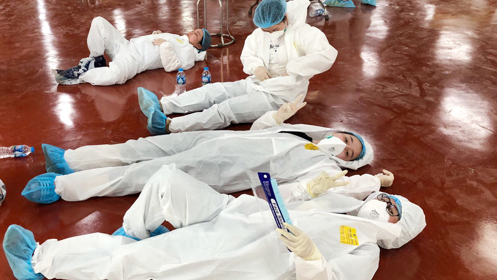 Dù mệt mỏi, dù kiệt sức, chân không thể đi nổi nhưng với sự nhiệt huyết, không bỏ lại ai, các y, bác sĩ, nhân viên y tế, tình nguyện viên chống dịch ngày ngày tiếp tục với công việc của mình "chạy đua" với tử thần.