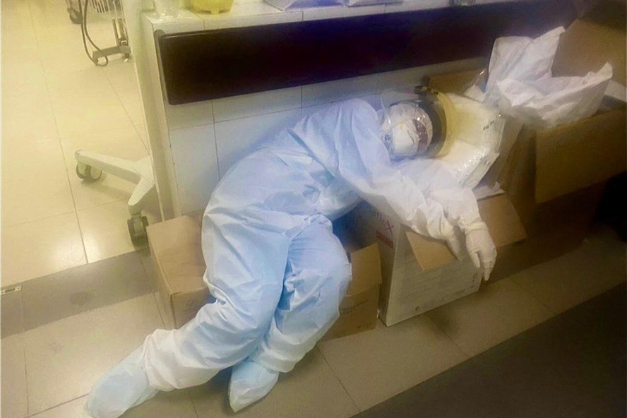 Không chỉ có trong VTV đặc biệt Ranh Giới, người xem mới biết đến sự vất vả, kiệt sức của các nhân viên y tế trong tuyến đầu chống dịch tại Việt Nam. Trước đó, không ít hình ảnh của những "chiến binh áo trắng" lấy đi nước mắt của biết bao dân mạng.