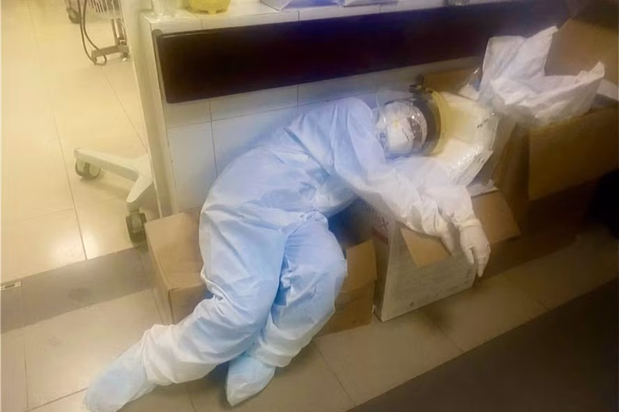 Không chỉ có trong VTV đặc biệt Ranh Giới, người xem mới biết đến sự vất vả, kiệt sức của các nhân viên y tế trong tuyến đầu chống dịch tại Việt Nam. Trước đó, không ít hình ảnh của những "chiến binh áo trắng" lấy đi nước mắt của biết bao dân mạng.