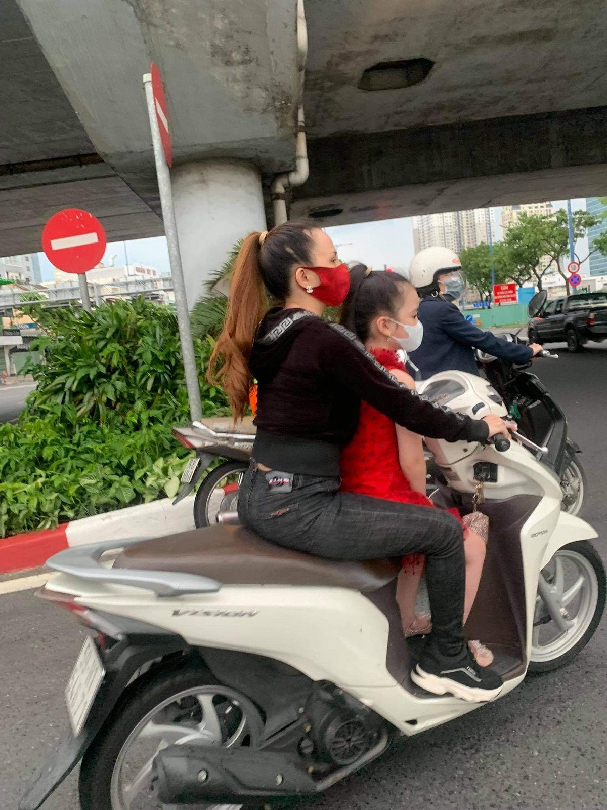 Ngoài ra, nhiều người cũng lo ngại cho sức khỏe của bé gái khi cùng người mẹ rong ruổi khắp phố phường trong ngày giãn cách xã hội.