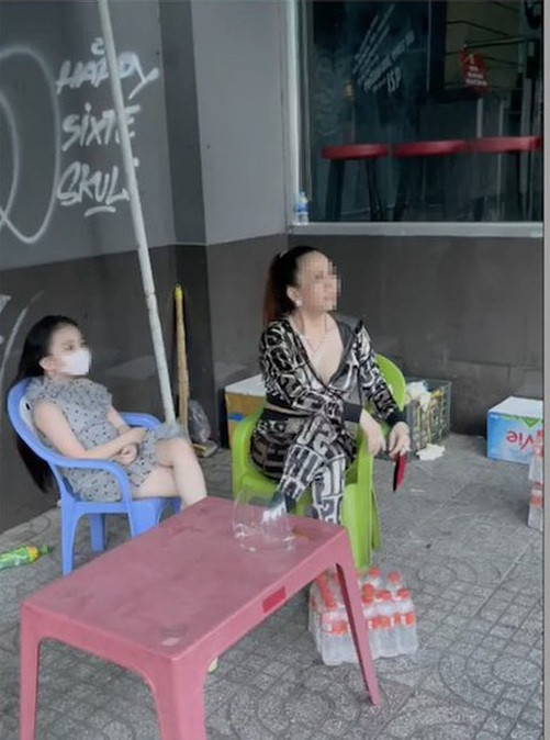 Thậm chí, người phụ nữ này còn ngang ngược giải thích rằng không thích đeo vì "ngộp thở, khó chịu".