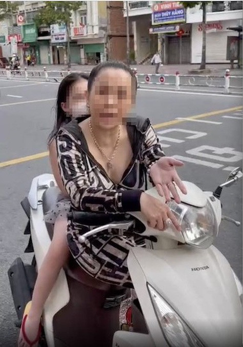 Tiếp đó, ngày 9/8, chị N. bị lực lượng chức năng tại chốt kiểm soát đã dừng xe, xuất trình giấy tờ, tuy nhiên người phụ nữ này nói không mang, đồng thời ngoan cố không đeo khẩu trang.