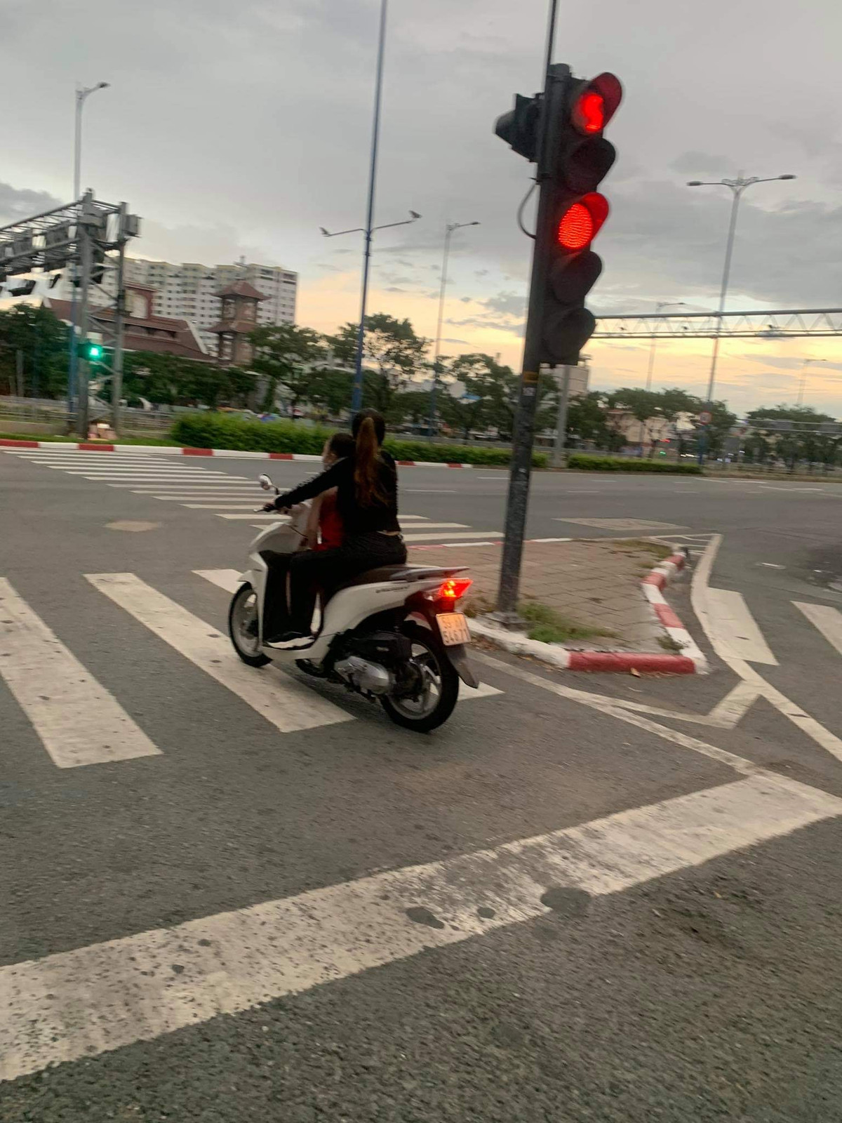 "Chị đại quận 4" bắt đầu gây chú ý trên MXH bằng clip cự cãi với lực lượng chức năng tại cửa hàng tiện lợi trên đường Tôn Đản, phường 13, quận 4 vì không mang khẩu trang, cho rằng "làm gì có dịch...".